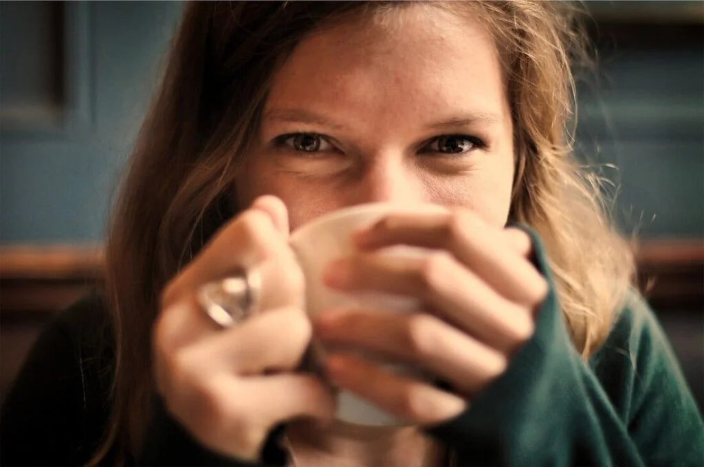 femme equilibre sourire tasse